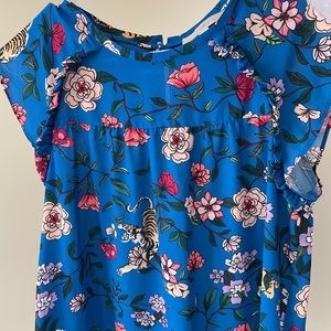 3/40 bundle! Blue blouse with fun print!